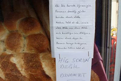 İzinsiz aldıkları ekmeklerin parasını bırakıp helallik istediler