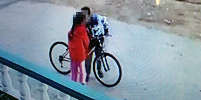8 yaşındaki çocuğu zorla dudağından öptü