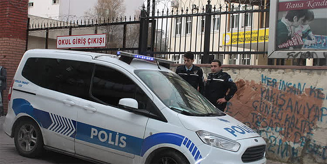 Liselilerin kavgasında kan aktı