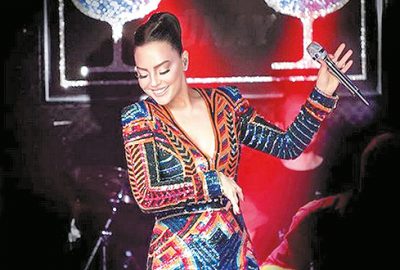 Ebru Gündeş’in Fransız şıklığı