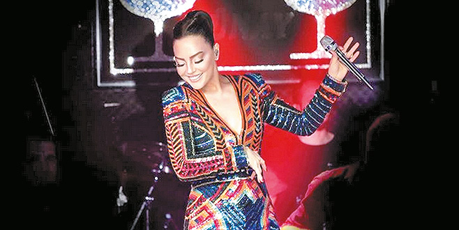 Ebru Gündeş’in Fransız şıklığı