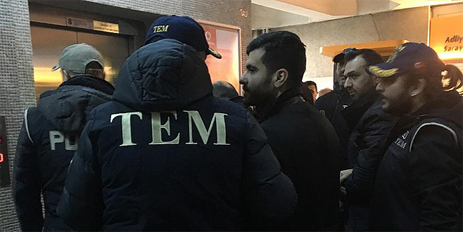 ‘FETÖ’cüyüm’ diyerek teslim olan yüzbaşı serbest bırakıldı ‘FETÖ’cüyüm’ diyerek teslim olan yüzbaşı serbest bırakıldı