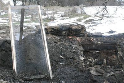 5 kişilik ailenin cesetleri kum elekleriyle aranıyor