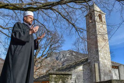 Saat kulesini andıran minaresiyle zamana direnen Osmanlı camisi