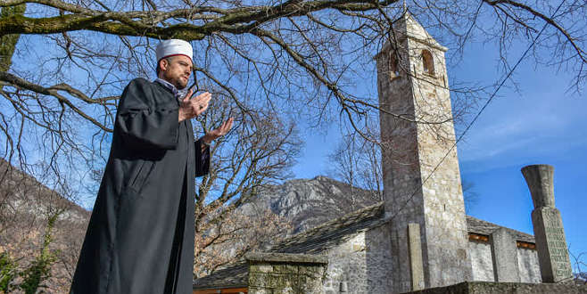 Saat kulesini andıran minaresiyle zamana direnen Osmanlı camisi