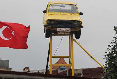 Adres tarifini çatıdaki otomobile göre yapıyor