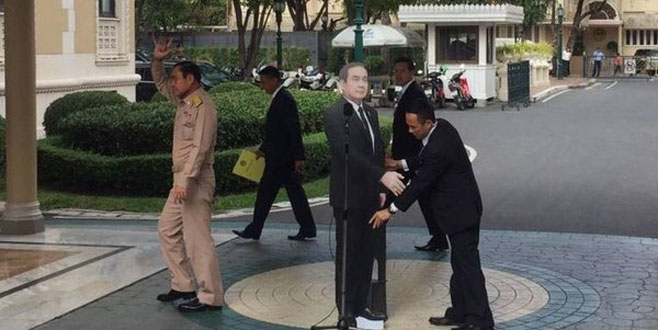 Huzurunuzda ‘karton başbakan’