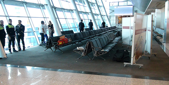 Uçak beklerken hayatını kaybetti