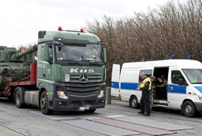 Polis obüsleri taşıyan konvoyu durdurdu