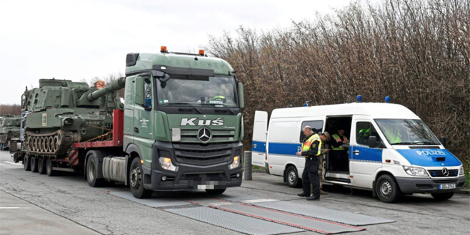 Polis obüsleri taşıyan konvoyu durdurdu