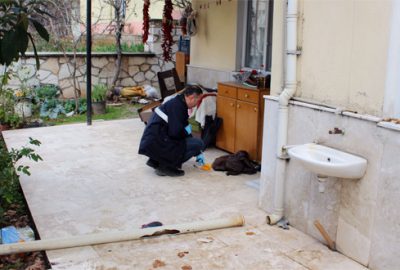 Eşini bıçaklayıp kaçmaya çalışırken balkondan düştü