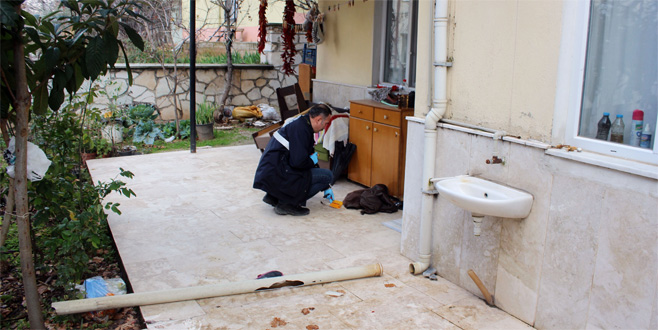 Eşini bıçaklayıp kaçmaya çalışırken balkondan düştü