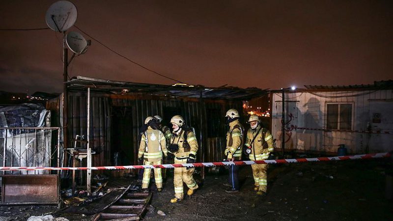 İstanbul Beylikdüzü'nde kağıt toplayıcılarının barındığı konteynerde çıkan yangında ikisi Afganistanlı,