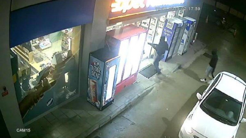 Bursa'da bir akaryakıt istasyonuna elinde silah yüzünde kar maskesi ile