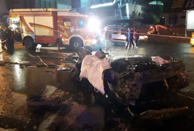 Alev topuna dönen araçta feci şekilde can verdi