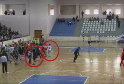 Voleybol maçında taraftar bıçakla sahaya girdi