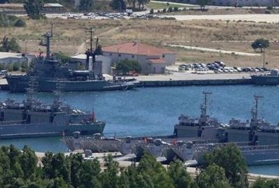 Askeri gemide yangın: 11 asker hastaneye kaldırıldı