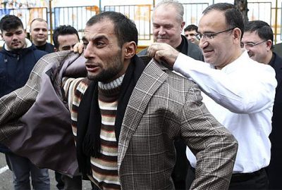 Bozdağ, üşüdüğünü söyleyen vatandaşa ceketini verdi