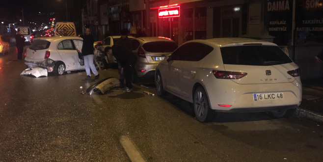 Bursa’da 9 araç birbirine girdi!