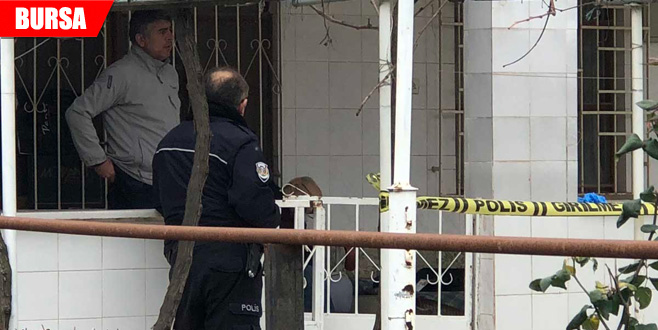 Yaşlı adam balkonda ölü bulundu