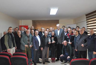 Özkan’dan 45 yıllık şoförlere plaket