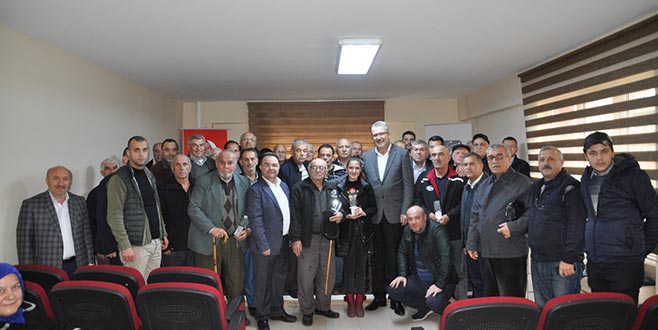 Özkan’dan 45 yıllık şoförlere plaket