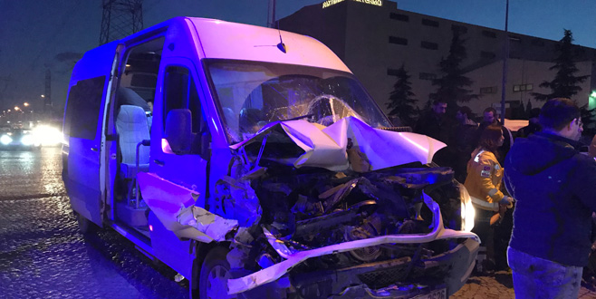 İşçi servisi park halindeki kamyona çarptı: 12 yaralı