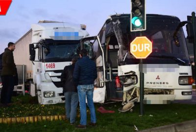 İşçi servisi ile TIR çarpıştı: 9 yaralı