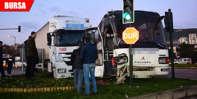 İşçi servisi ile TIR çarpıştı: 9 yaralı