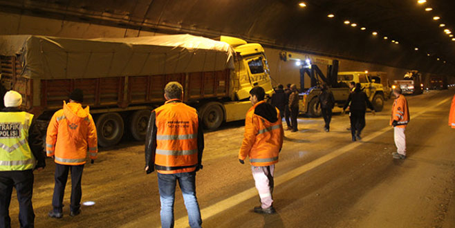 12 araç birbirine girdi, 10 kilometrelik kuyruk oluştu