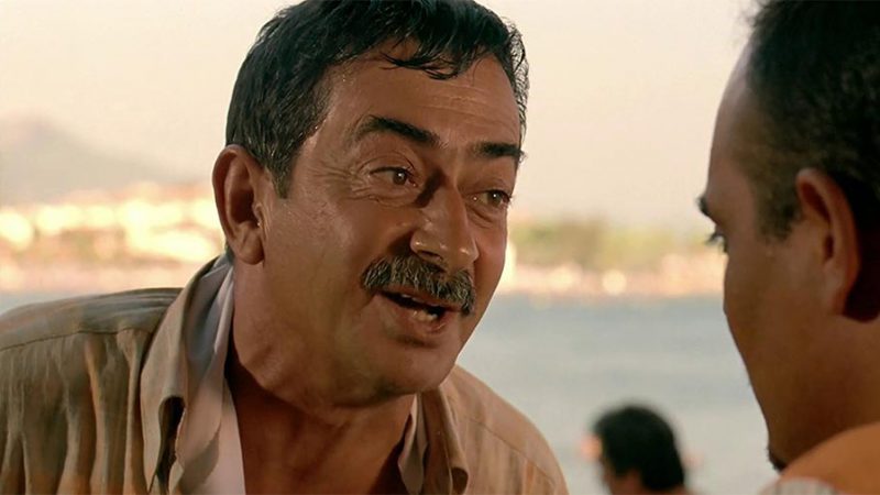 Dondurmam Gaymak filmiyle ünlenen ödüllü oyuncu Turan Özdemir, Beykoz’daki evinde