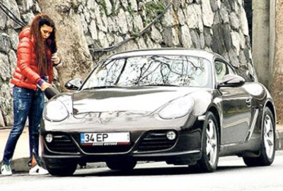 Yolda kalan ünlü şarkıcı, yakıt deposuna benzin yerine su koydu!