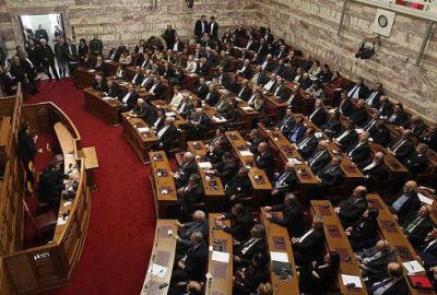 Yunanistan’da yeni ‘kemer sıkma’ önlemleri meclisten geçti