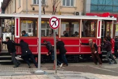 Bozulan tramvayı yolcular itti