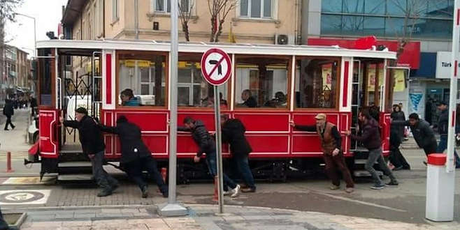 Bozulan tramvayı yolcular itti