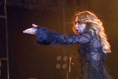 Hadise’nin zor anları! Sahnede çıldırdı..