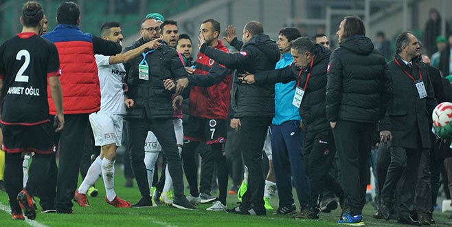 Bitiş düdüğü ile birlikte ortalık karıştı