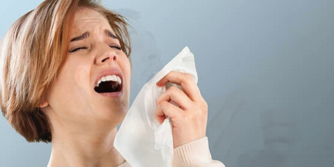 Hapşırırken boğazı yırtıldı Hapşırırken boğazı yırtıldı