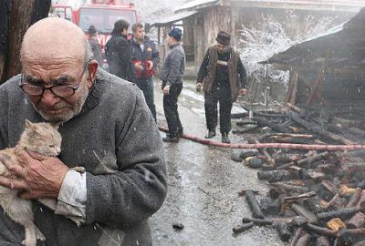 Kedisine sarılıp evinin yanışını izledi