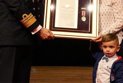 2,5 yaşındaki Utku Baran babasının madalyasını aldı