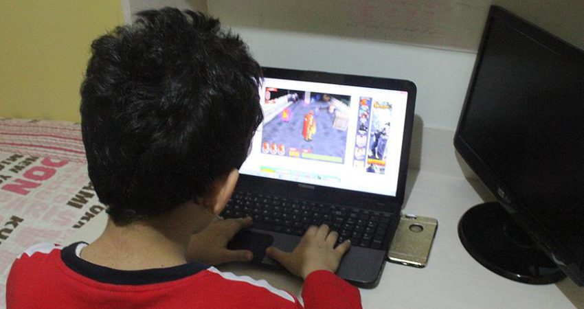 Uzmanlar, velilerin eğitim döneminde çocuklarının teknolojik aletleri kullanımını yasaklayıp tatilde
