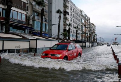 Deniz taştı, işyerlerini su bastı