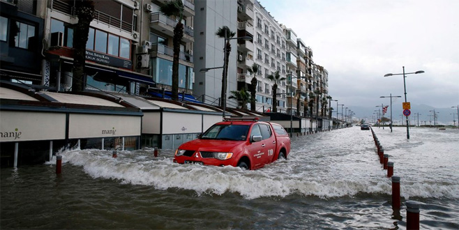 Deniz taştı, işyerlerini su bastı