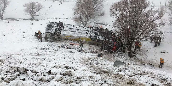 Yolcu otobüsü devrildi: 6 ölü, 29 yaralı