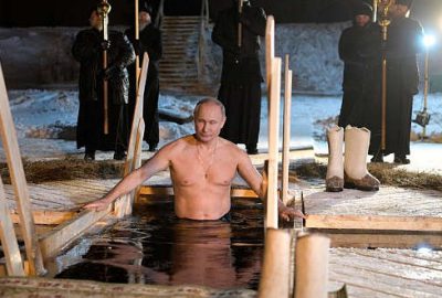 Putin buz gibi suya girdi