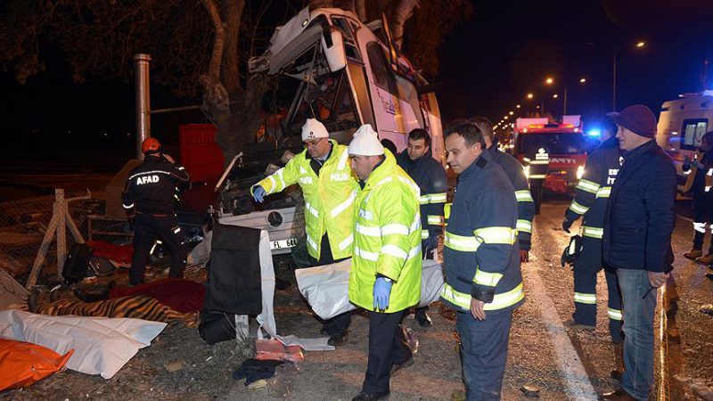 Ankara'dan Bursa'ya geziye giden yolcuları taşıyan otobüsün Eskişehir'de yol kenarındaki