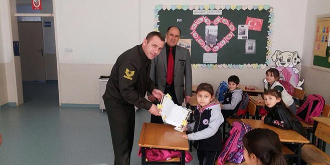 Orhaneli Jandarmasından öğrencilere sürpriz