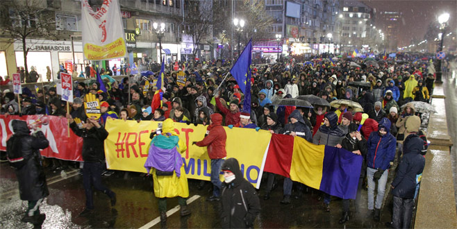 Yolsuzluğa karşı dev protesto