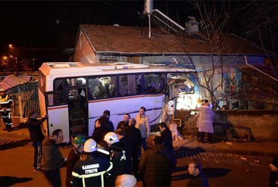 İşçi servisi eve çarptı: 4 ölü, 2 yaralı