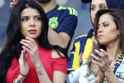 Tribündeki o güzel, ünlü futbolcunun eşi çıktı!